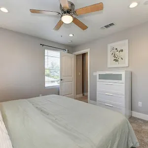 Two-story Near Oak Park Brewing! Holiday home Sacramento